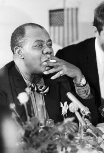 Der amerikanische Jazzmusiker Louis Armstrong bei einer Pressekonferenz vor Medienvertretern aus Ost und West, im Hotel Metropol vor seine Konzert in Ost Berlin, DDR 1965.
(C) United Archives/Tassilo Leher