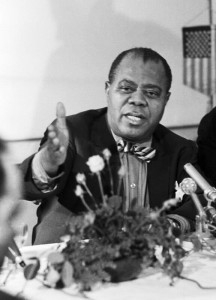 Der amerikanische Jazzmusiker Louis Armstrong bei einer Pressekonferenz vor Medienvertretern aus Ost und West, im Hotel Metropol vor seine Konzert in Ost Berlin, DDR 1965.
(C) United Archives/Tassilo Leher