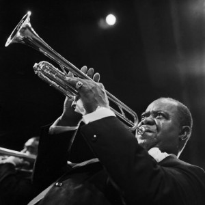 Der amerikanische Jazzmusiker Louis Armstrong bei einem Pressetermin vor seinem Konzert in Ost Berlin, DDR 1965.
(C) United Archives/Tassilo Leher