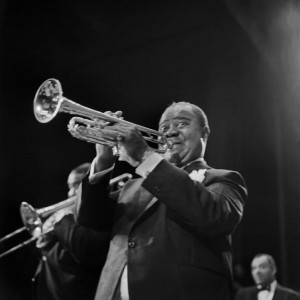 Der amerikanische Jazzmusiker Louis Armstrong bei einem Pressetermin vor seinem Konzert in Ost Berlin, DDR 1965.
(C) United Archives/Tassilo Leher