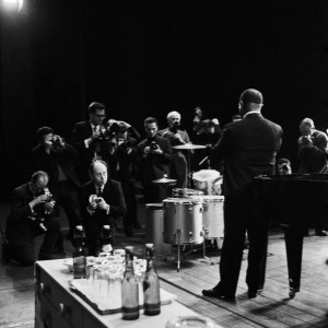 Der amerikanische Jazzmusiker Louis Armstrong vor einer Gruppe von Pressefotografen bei einem Pressetermin vor seinem Konzert in Ost Berlin, DDR 1965.
(C) United Archives/Tassilo Leher